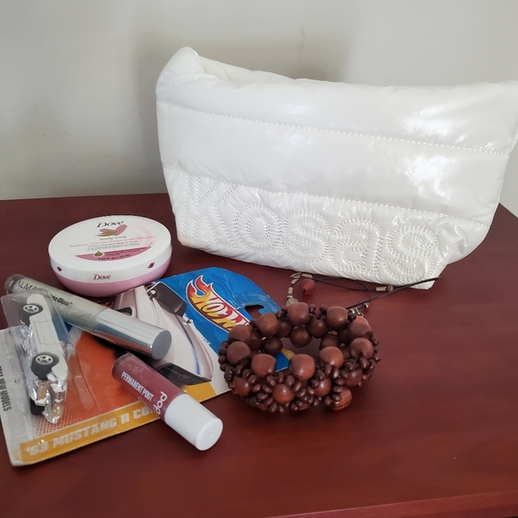 Stuffed Kosas White Quilted Cosmetic Bag - Picture 1 of 5